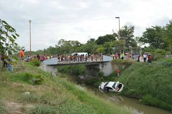 Vuelca vehículo y fallece en dren