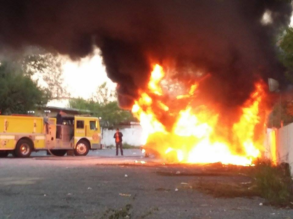 Arde camioneta en estacionamiento
