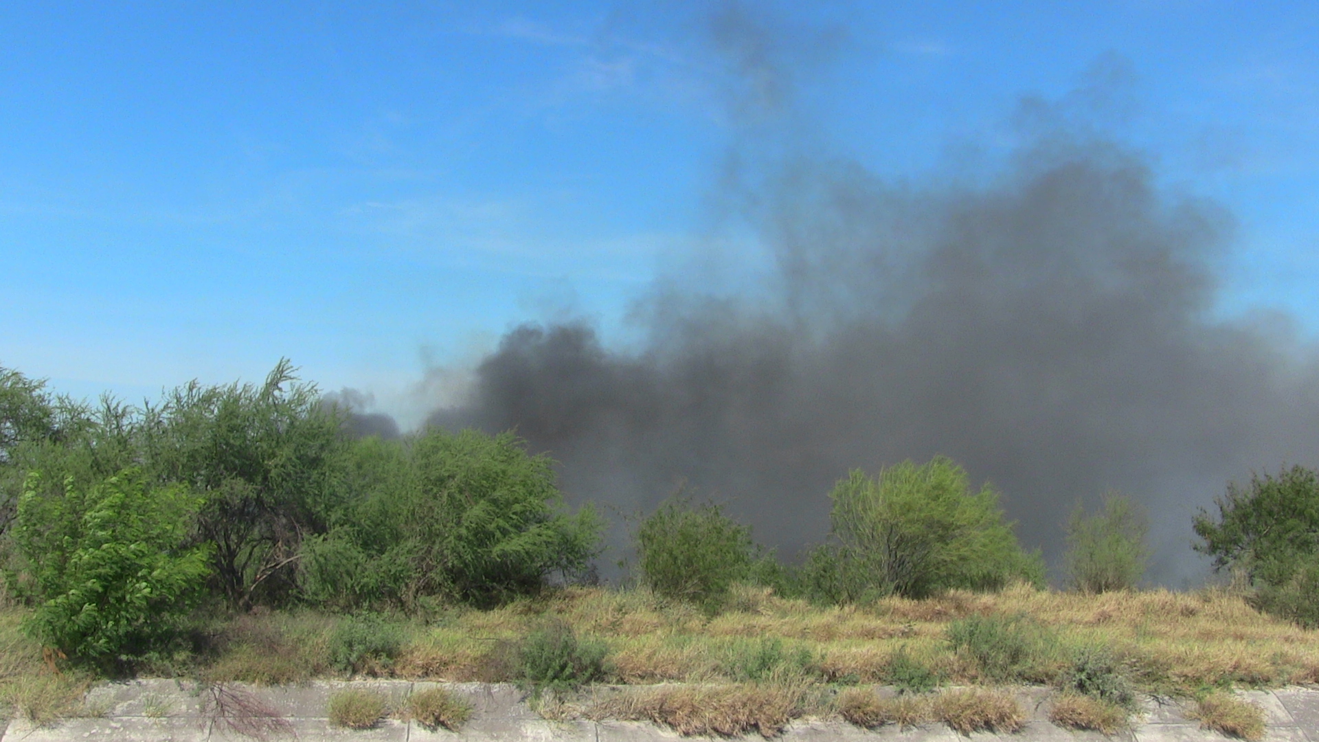 Arde basurero clandestino