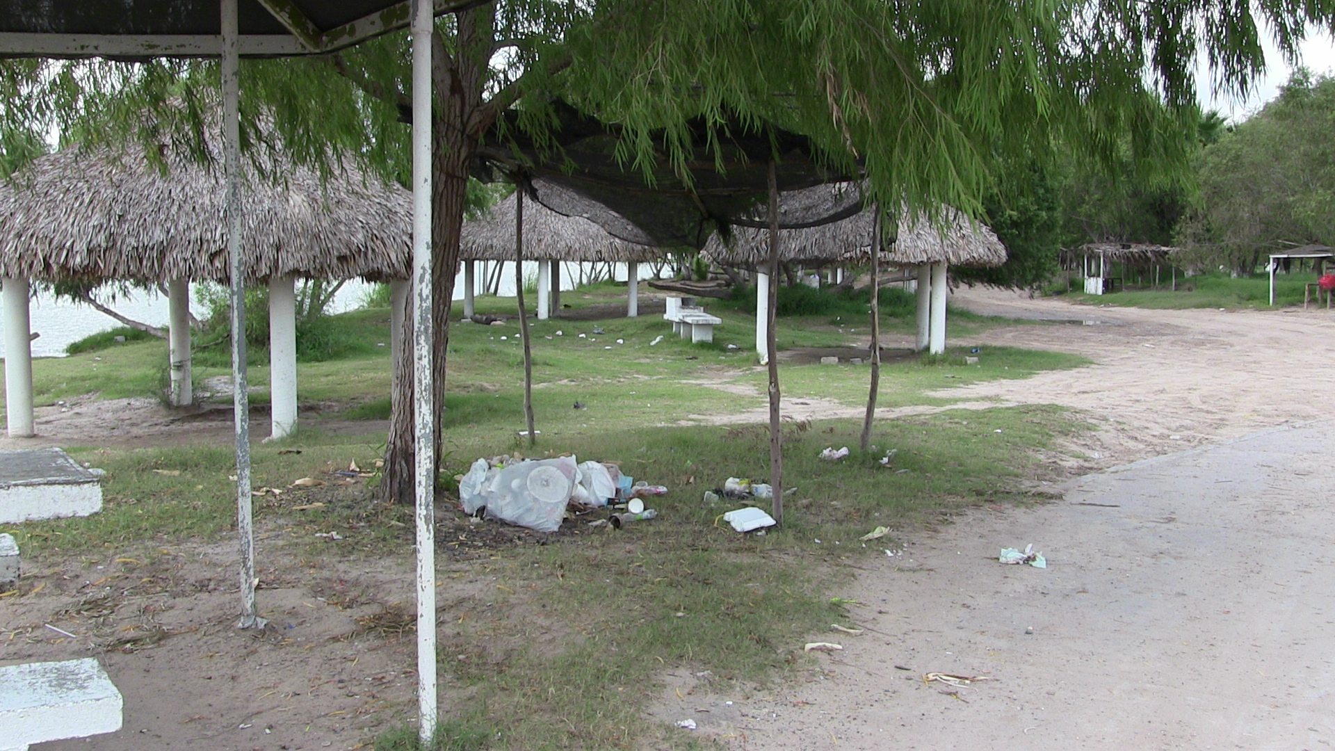 Abunda basura en playita