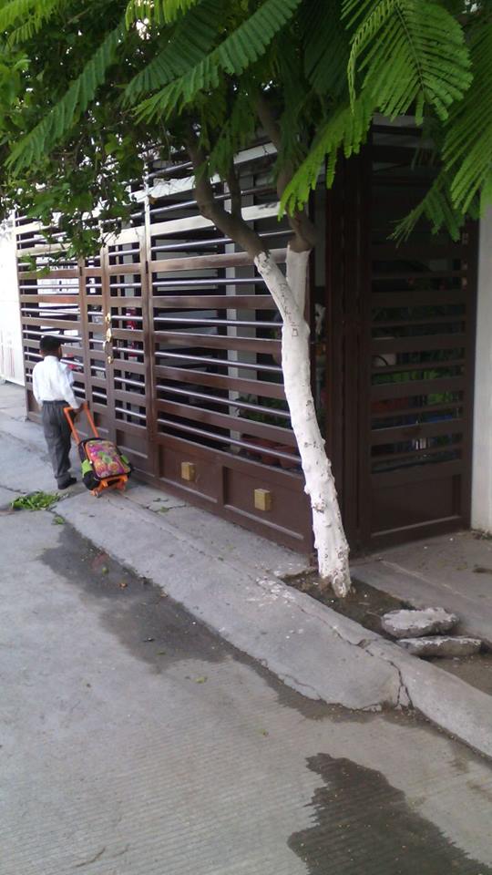 Construyen casa hasta la banqueta