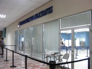 20613084. Reynosa, Tamps.- El Centro de Atención a Solicitantes (CAS) en Reynosa, inició operaciones el día de hoy, con el propósito de ampliar la atención a las personas que requieren la visa láser. NOTIMEX/FOTO/BLANCA ZUMAYA/COR/POL/