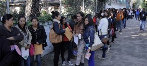 PUEBLA, Pue. 12 Julio 2014.- Cientos de aspirantes al concurso de oposición para el Servicio Profesional Docente, formaron largas filas para ingresar al CENHCH a realizar el exámen calificatorio. //Hilda Ríos/Agencia Enfoque//