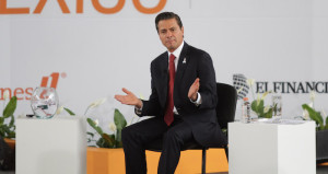 CIUDAD DE MÉXICO, 16OCTUBRE2017.- Enrique Peña Nieto, Presidente de México, durante su participación en el tercer foro Impulsando a México La fortaleza de sus instituciones, en el cual participan líderes del sector público para debatir sobre las oportunidades de inversión en el país. FOTO: MOISÉS PABLO /CUARTOSCURO.COM