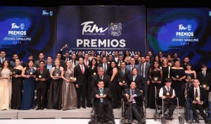 TAM-303-2017.-Entrega-Gobernador-Premio-Estatal-de-la-Juventud.1-850x500