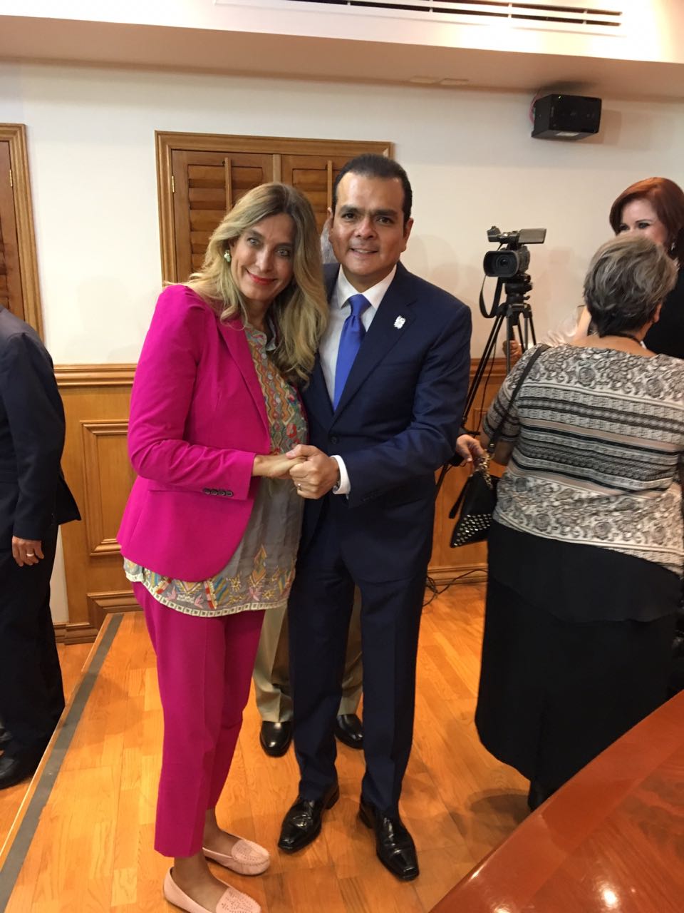 Felicita Maki Ortiz a Alcalde de Nuevo Laredo por su Segundo Informe