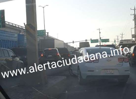 ¡todo un caos! Cierran carriles a la circulación