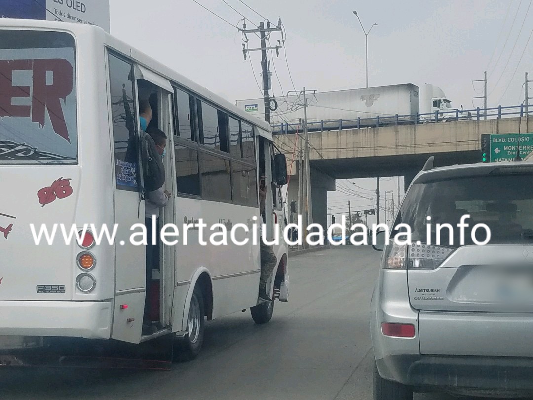 Circulan en contra e invaden carril