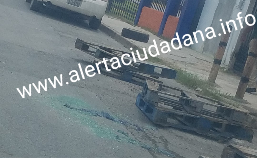 Cristalazos a vehículos en sedes de vacunación