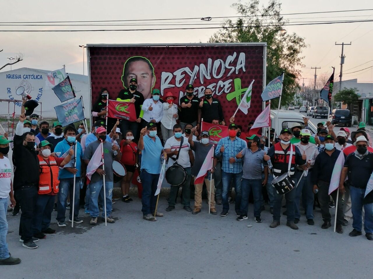 Reciben viejos amigos a Gustavo Rico en Villa Florida