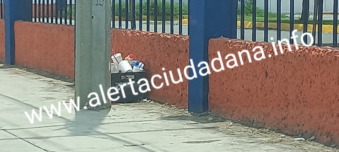 Dejan basura en sede de vacunación