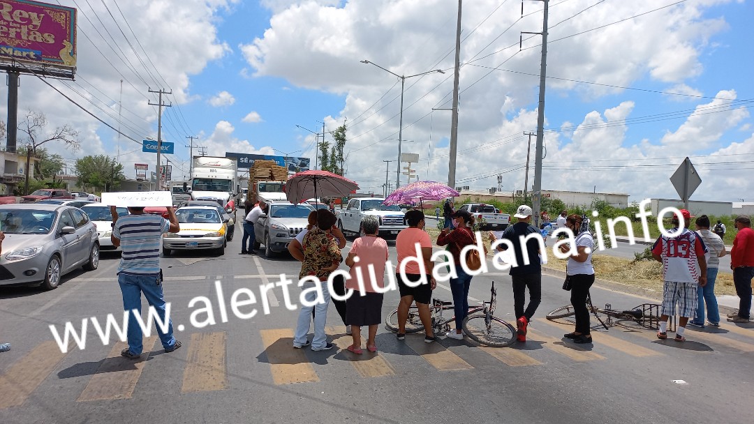 Bloquean carretera por fuga de aguas negras