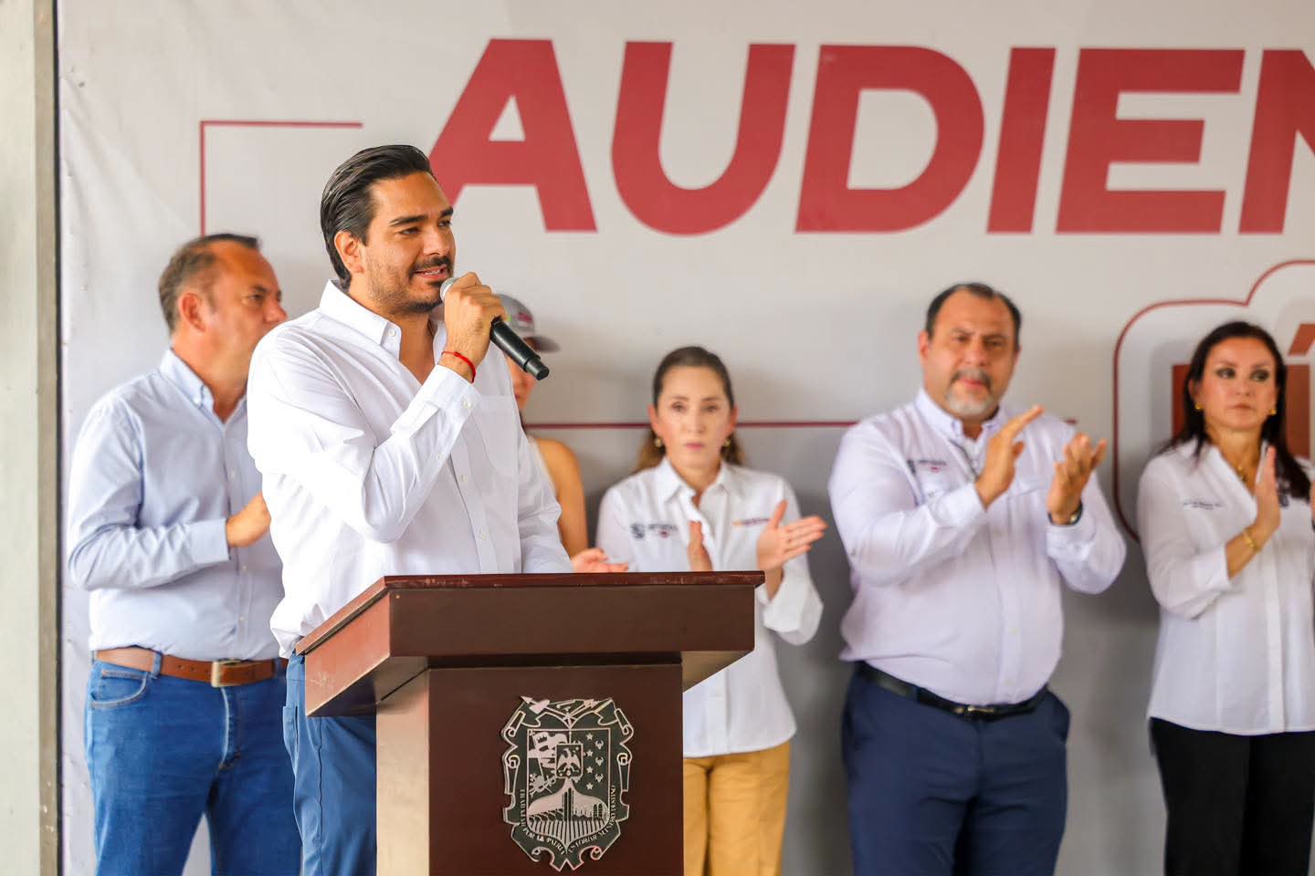 Recibieron familias de el Olmo a Carlos Peña Ortiz en escuela primaria